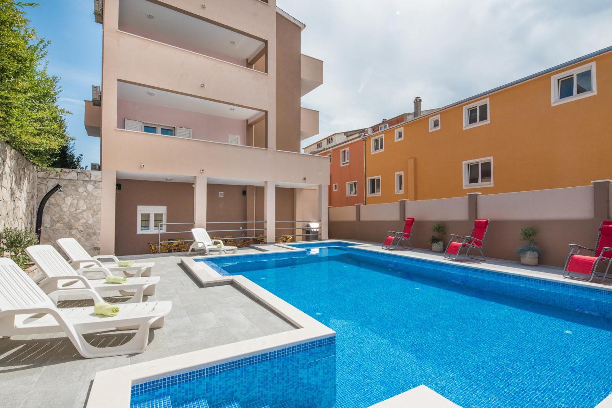 Apartment With Private Swimming Pool Подстрана Экстерьер фото