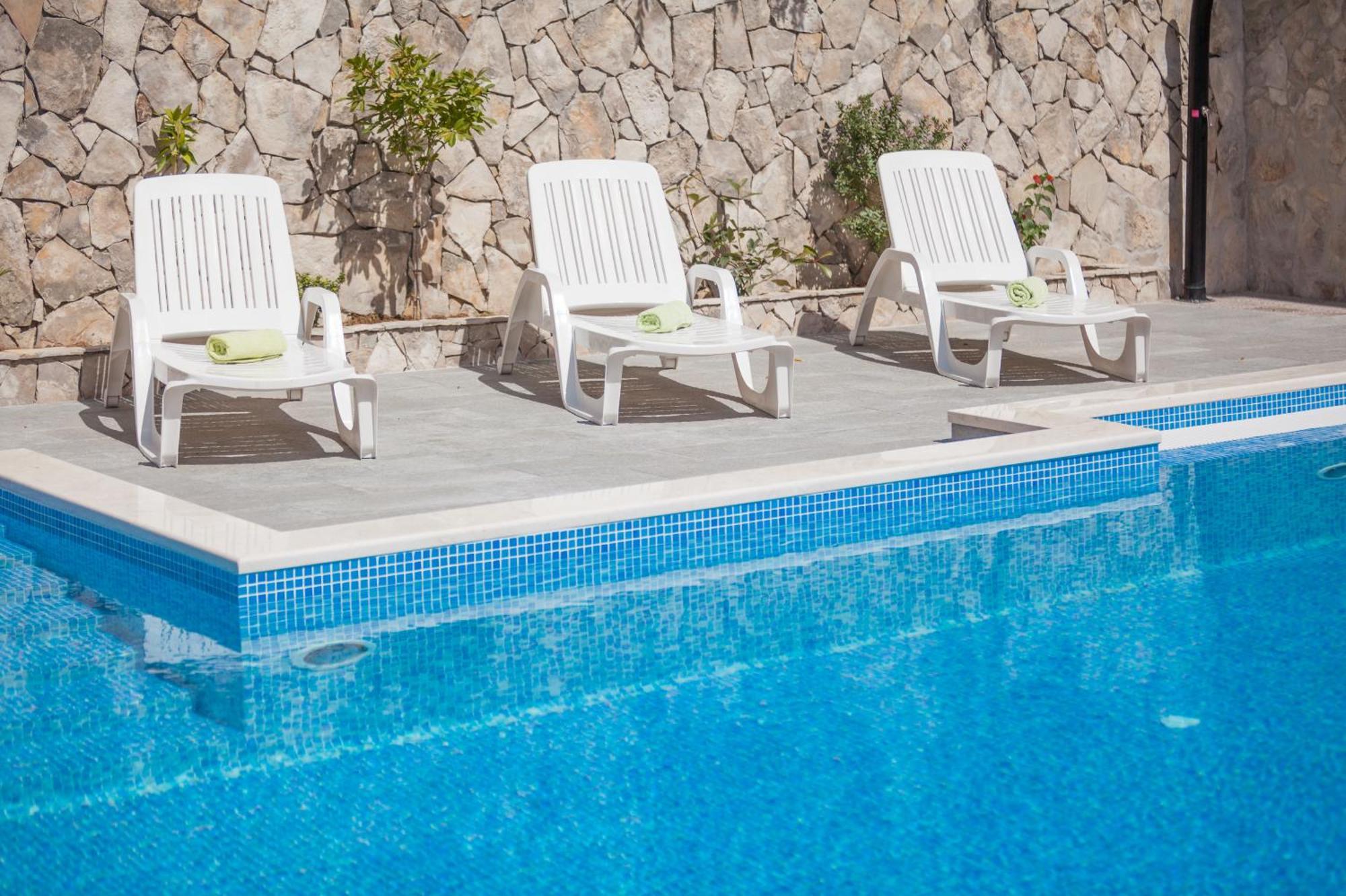 Apartment With Private Swimming Pool Подстрана Экстерьер фото